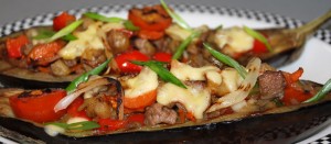 Баклажаны фаршированные мясом и овощами с сыром