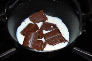 Растопите шоколад со сливками