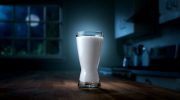 Стоит ли пить молоко перед сном? ?