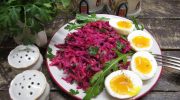 Французский салат из сырой свеклы с яйцами — подаётся в ресторанах как отдельное блюдо