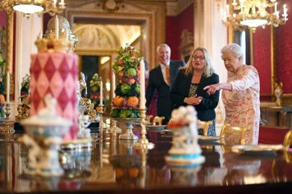 Королева Елизавета II за столом