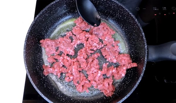 Осетинские мясные лепешки: минимум мороки, тонкое тесто и много сочной начинки