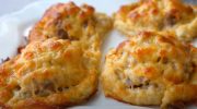 Вкусный и сытный перекус для всей семьи: картофельные ватрушки с мясной начинкой