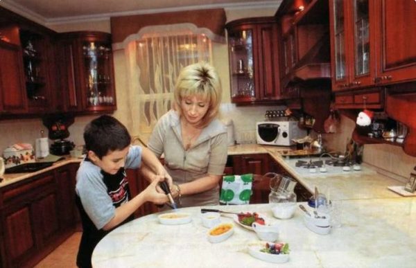 Ирина Аллегрова с внуком готовит пирог