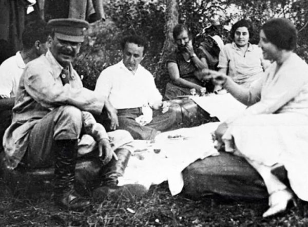 Сталин и Алиллуева на пикнике. 1921 год. Фото svoboda.org