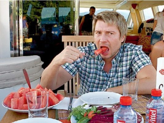 Николай Басков ест арбуз. Рядом - певица Камалия