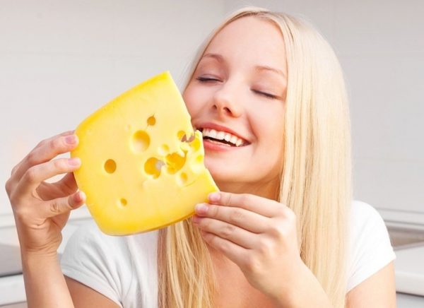 Девушка и сыр