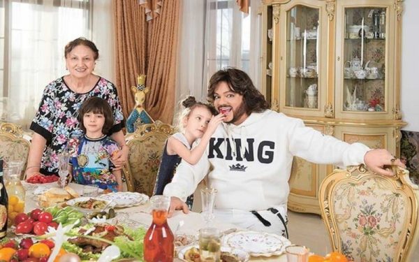 Филипп Киркоров с детьми дома за обедом