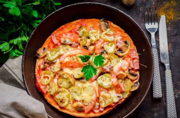 Пицца с грибами, сыром и томатами