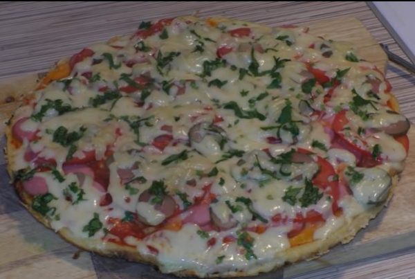 Пицца с сосисками, сыром и зеленью