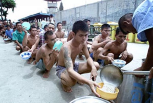 Выдача еды в тайской тюрьме
