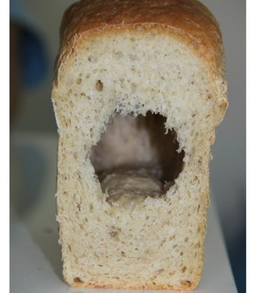 Частый дефект современного хлеба. Фото stranamam