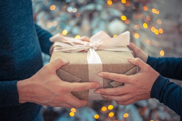 Какая разница между гостинцем и "съедобным подарком" и нужно ли их выставлять на стол