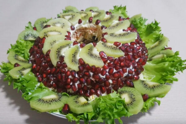 Новогодний салат "Девичий каприз" с черносливом, киви и гранатом