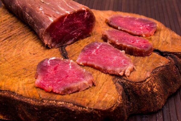 Домашнее вяленое мясо в особенном маринаде — настоящий деликатес за 3 дня