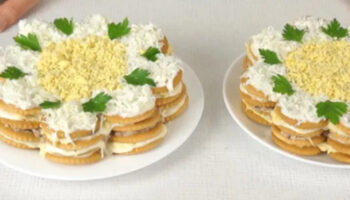 Простой закусочный торт «Ромашка» из крекеров со шпротами
