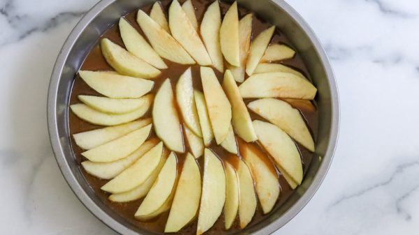 step-7-top-it-with-apple-slices-1726255117